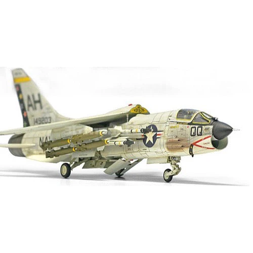 Academy 12521 1/72 USN F-8E VF-162 "The Hunters" - Image 2