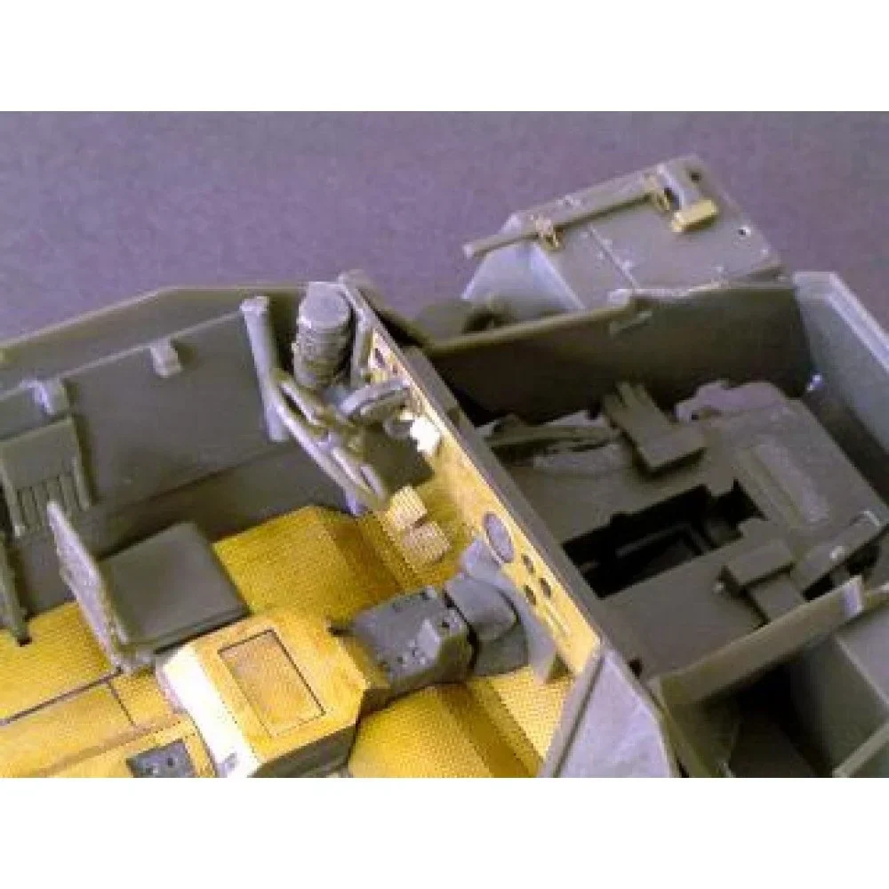 AFV 35068 1/35 SDKFZ251 D/9 75mm Gun Truck - Image 4