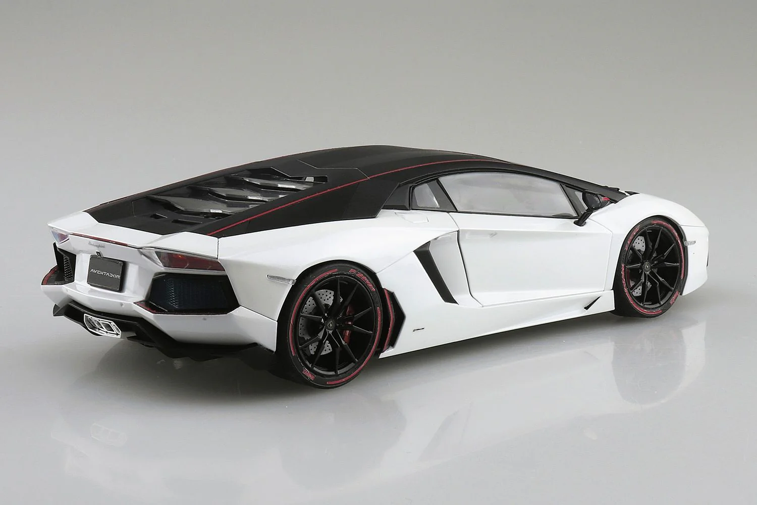 Aoshima A006121 1/24 2015 Lamborghini Aventador Pirelli Edition - Image 3