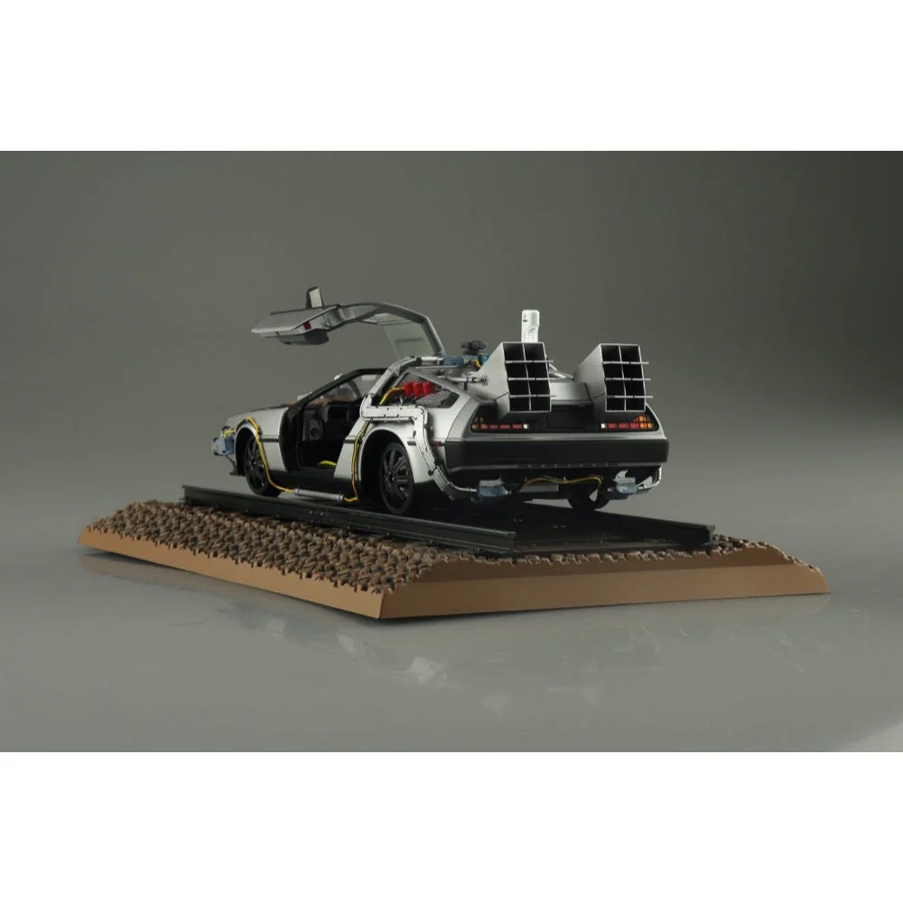 Aoshima A006699 1/24 Time Machine from Back To The Future Part III with Railroad - Image 3