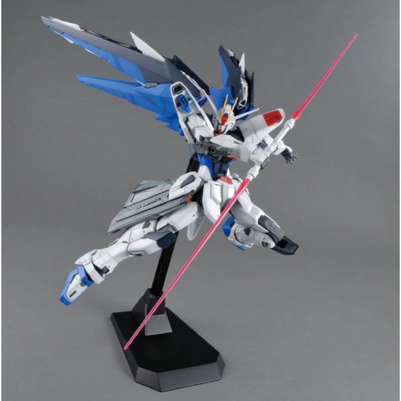 Bandai 5061611 MG 1/100 Freedom Gundam Ver.2.0 - Image 7