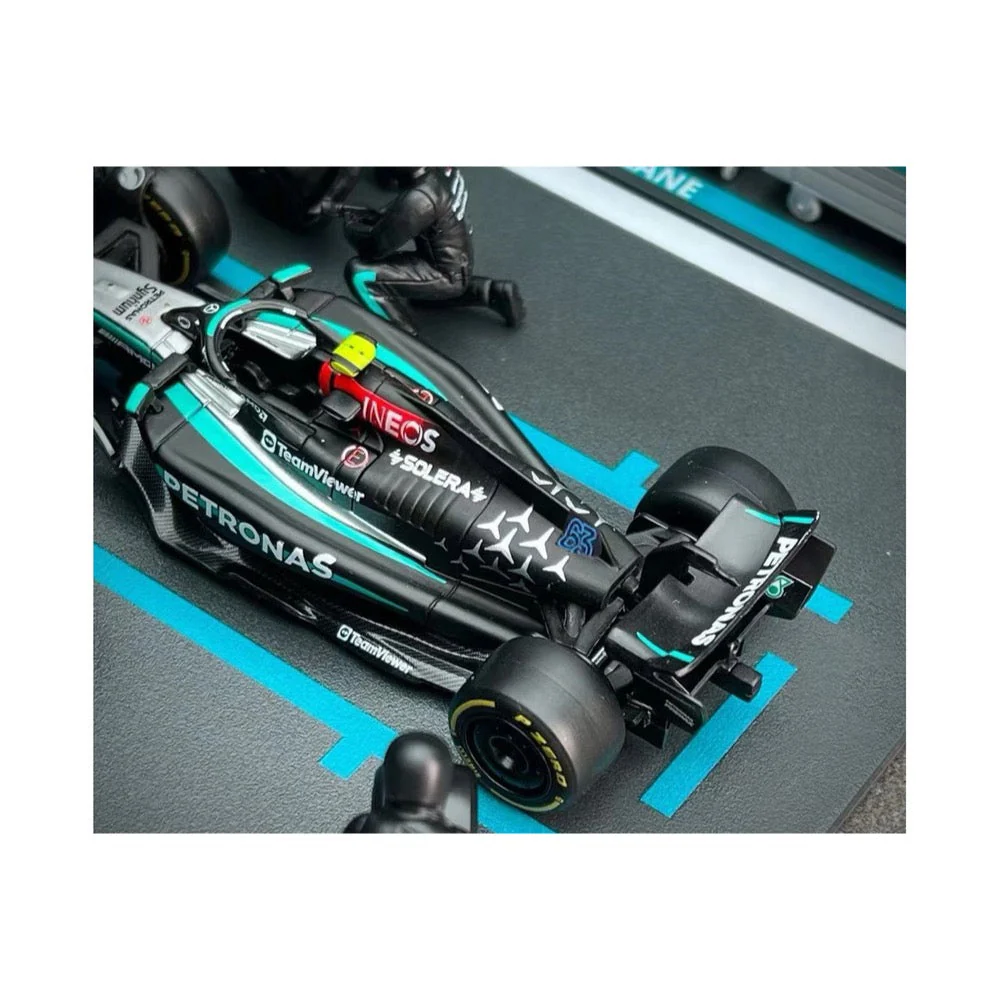 Bburago 38452 1/43 2024 No.63 George Russell Mercedes AMG Pit Pass Competition Set - Image 10