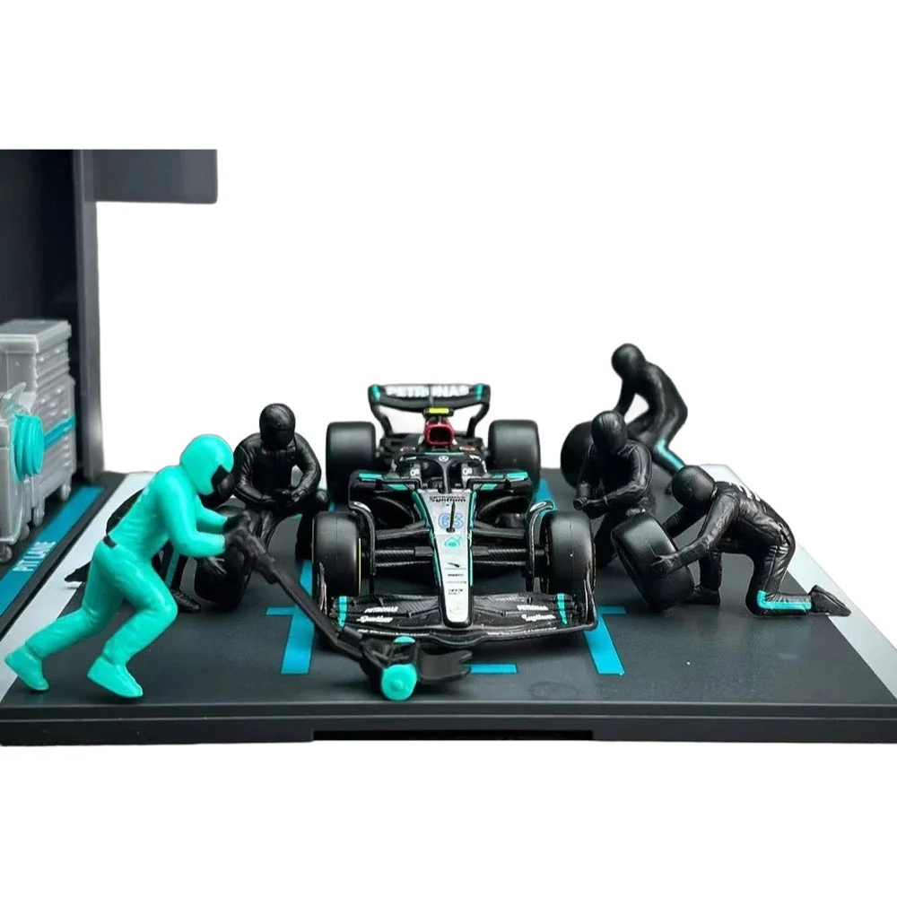 Bburago 38452 1/43 2024 No.63 George Russell Mercedes AMG Pit Pass Competition Set - Image 5