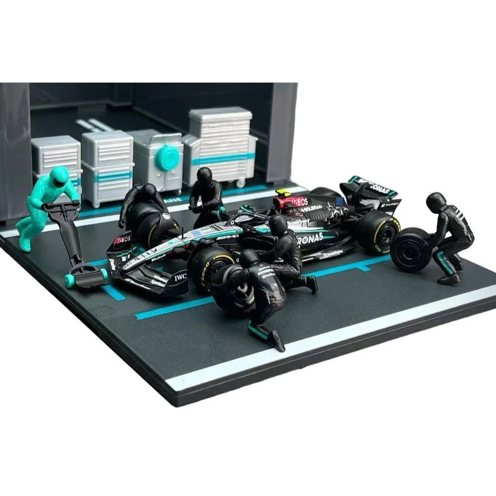 Bburago 38452 1/43 2024 No.63 George Russell Mercedes AMG Pit Pass Competition Set - Image 6