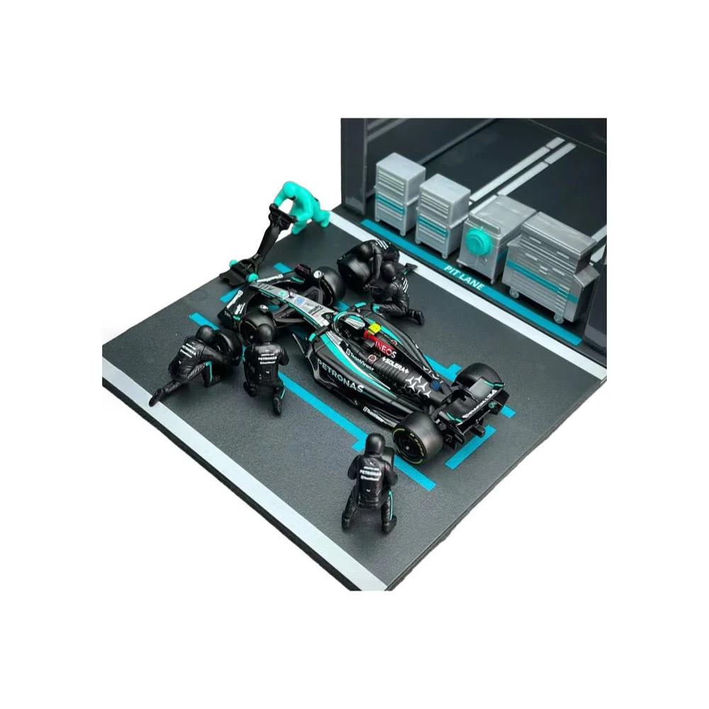 Bburago 38452 1/43 2024 No.63 George Russell Mercedes AMG Pit Pass Competition Set - Image 7