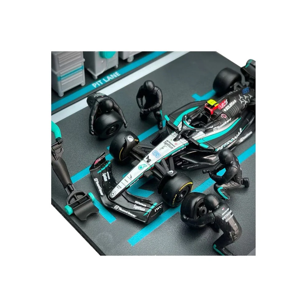 Bburago 38452 1/43 2024 No.63 George Russell Mercedes AMG Pit Pass Competition Set - Image 8