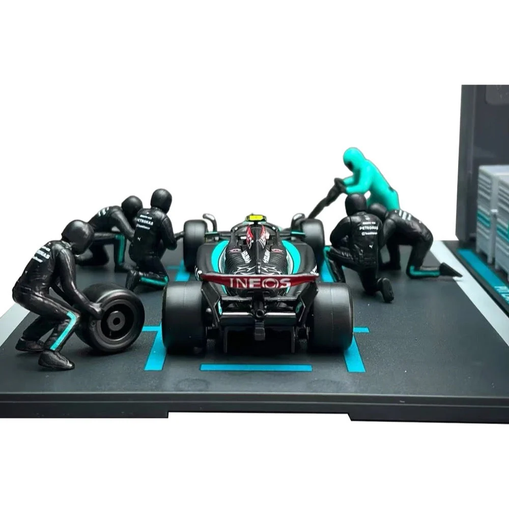 Bburago 38452 1/43 2024 No.63 George Russell Mercedes AMG Pit Pass Competition Set - Image 9
