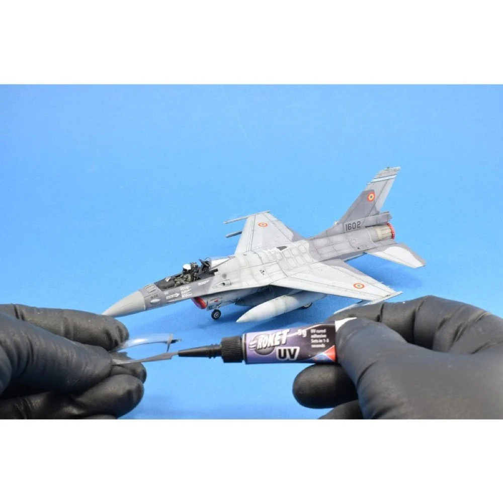 Deluxe Materials AD88 Roket UV Adheisve 5g and UV Light - Image 6