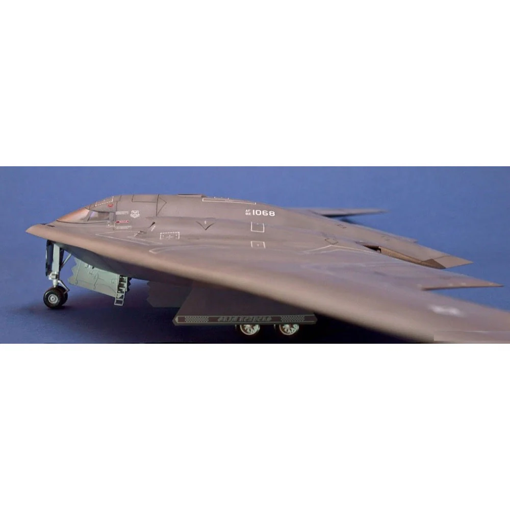 Modelcollect UA72214 USAF B-2A Spirit Stealth Bomber with AGM-158 Missile - Image 2