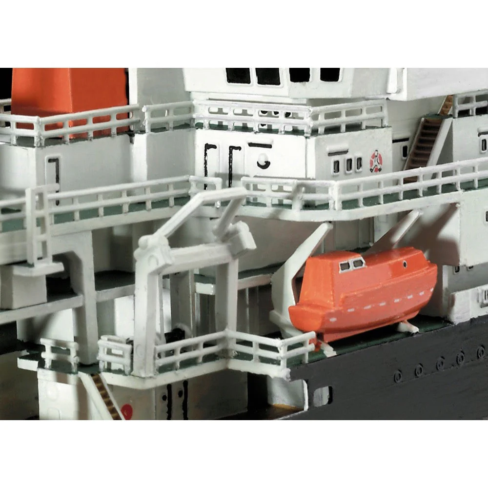 Revell 05218 1/300 German Research Vessel Meteor - Image 5