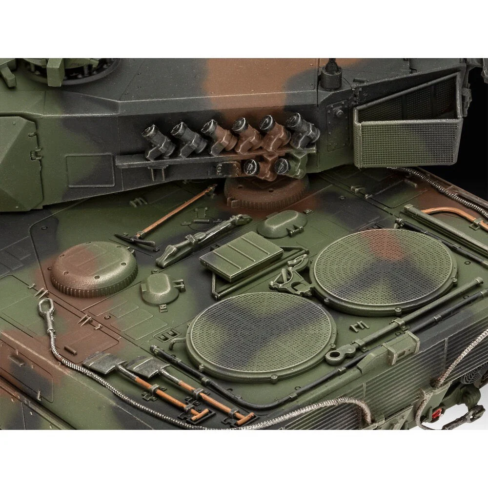 Revell 05631 1/35 70 Years Bundeswehr Leopard 2 A6A2 Exclusive Edition Gift Set - Image 5