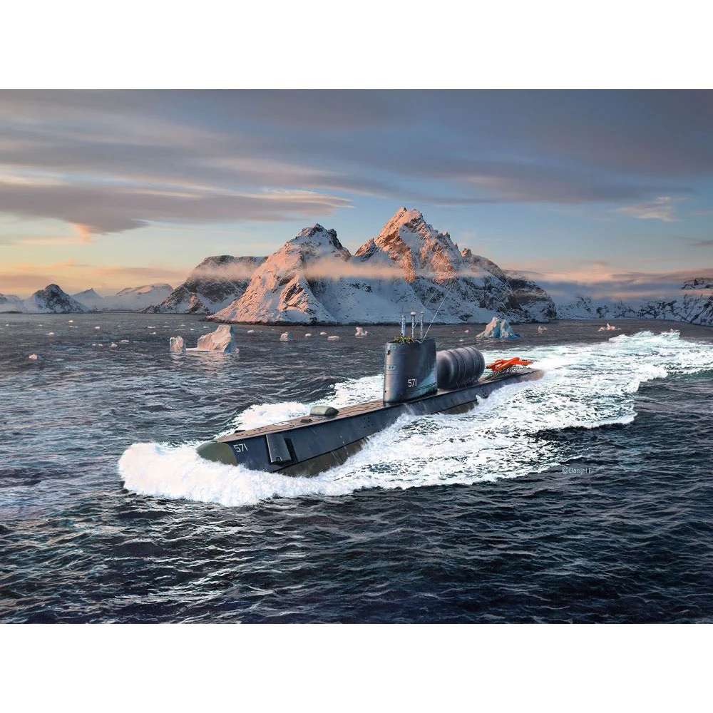 Revell 065184 1/350 U.S.S. Nautilus Model Set - Image 9