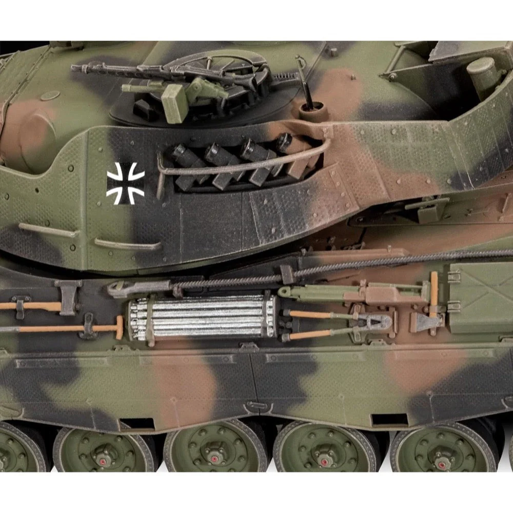 Revell 63320 1/35 Leopard 1A5 Model Kit Set - Image 5