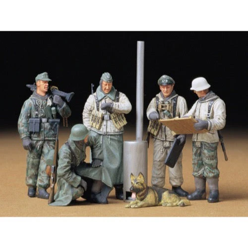Tamiya 35212 1/35 German Soldiers At Field Briefing - Image 2