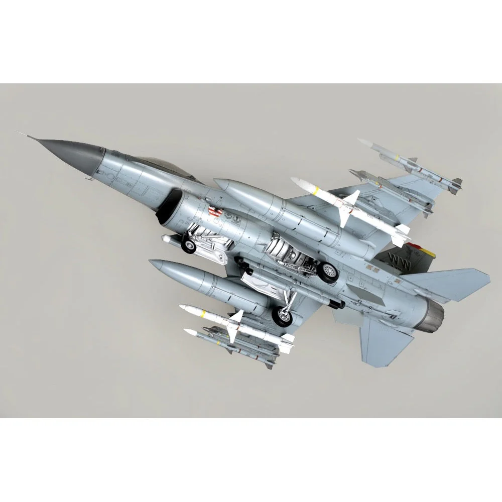 Tamiya 61098 1/48 F-16CJ Fighting Falcon - Image 3