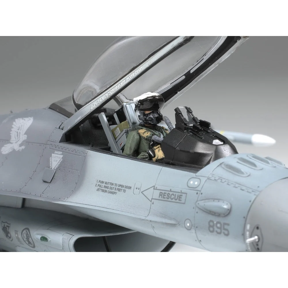 Tamiya 61098 1/48 F-16CJ Fighting Falcon - Image 4