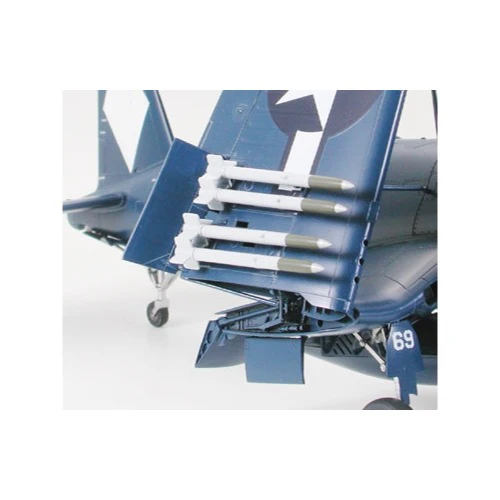 Tamiya 61085 1/48 F4U-1D Corsair with Tug - Image 7