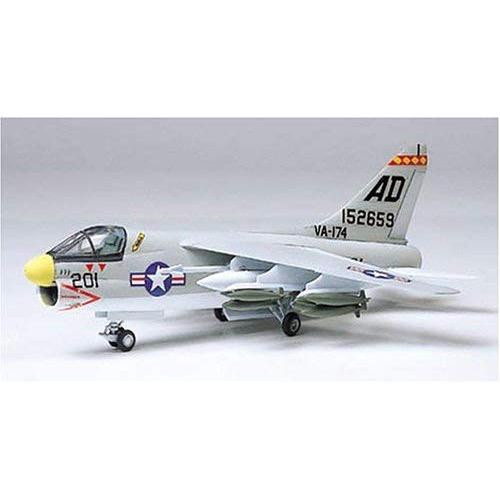 Tamiya 61607 1/100 LTV Corsair II