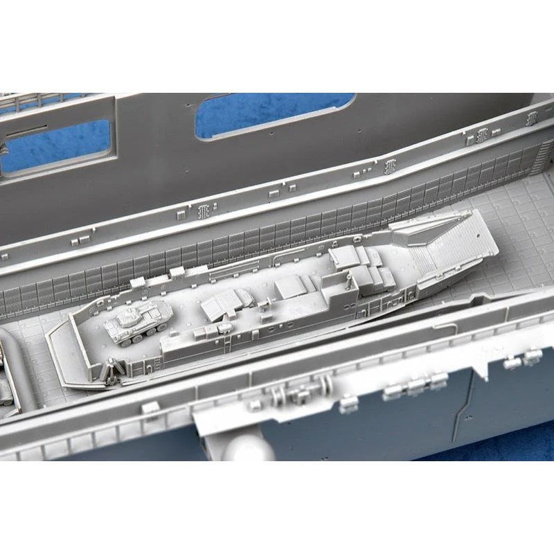 Trumpeter 05611 1/350 USS Wasp LHD-1 - Image 14