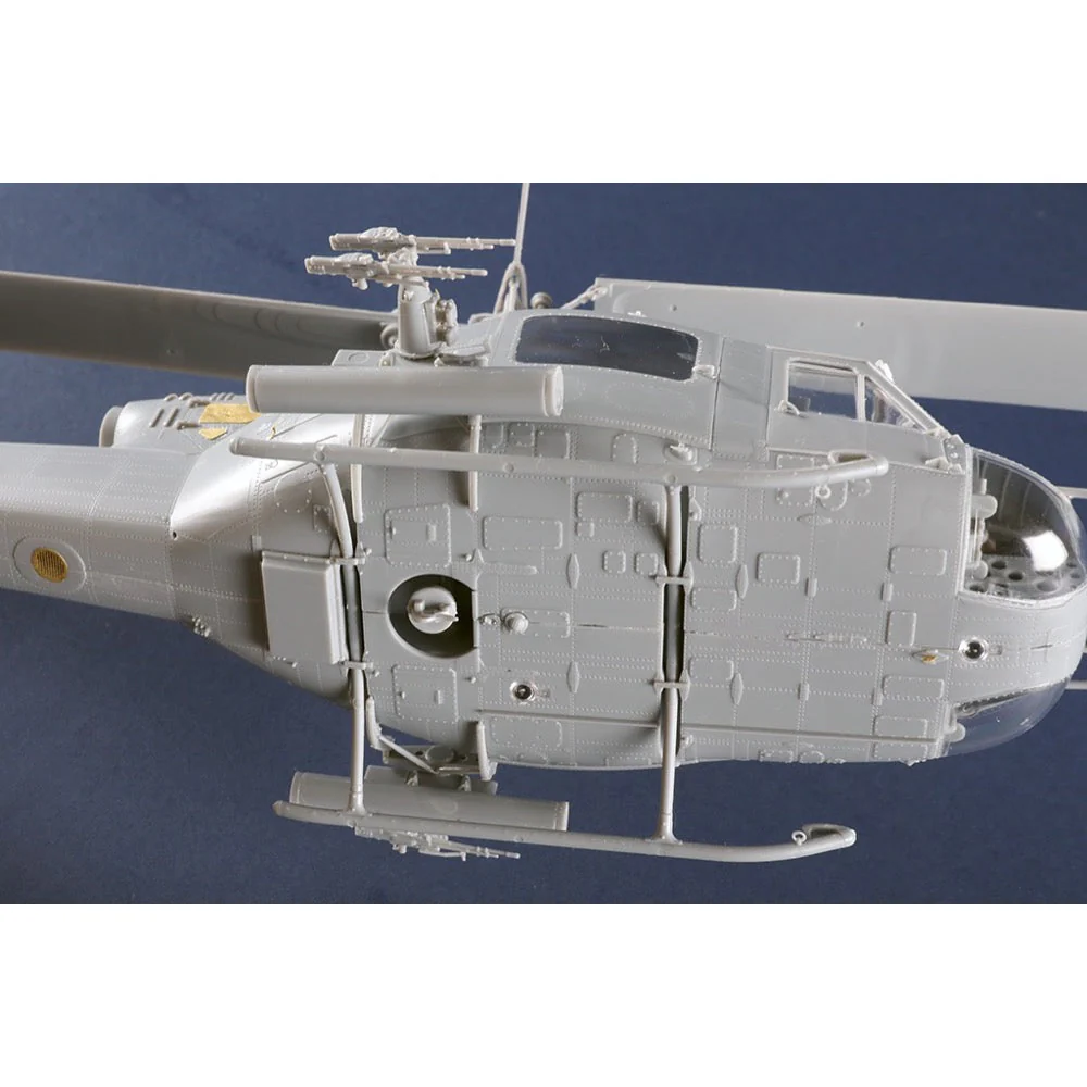 Trumpeter 05112 1/35 Bell UH-1B Huey Gunship - Image 12